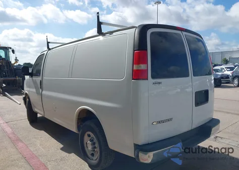 2019 Chevrolet Express 2500 Work Van z USA, uszkodzony, nr VIN 1GCWGAFP3K1280381